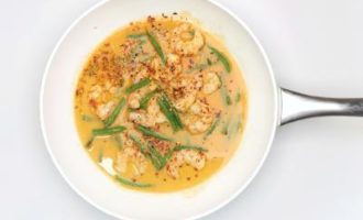 вливаем бульон к креветкам