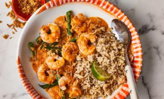 готовое карри с креветками и рисом