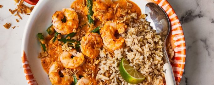 готовое карри с креветками и рисом