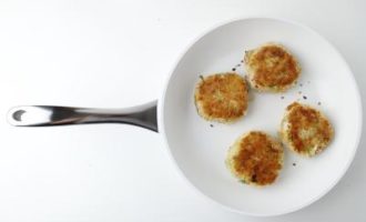 жарим рыбные котлеты
