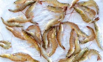 промываем креветки