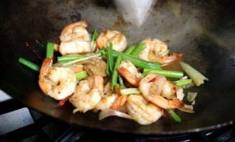 обжариваем креветки с имбирем