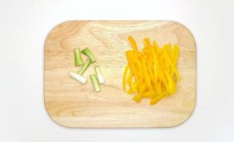 нарезаем лук и перец