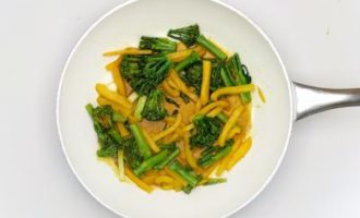 обжарвиаем перец и брокколи