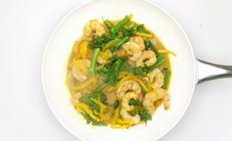 добавляем креветки