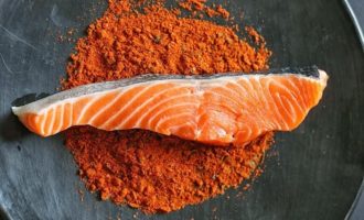 филе лосося и специи