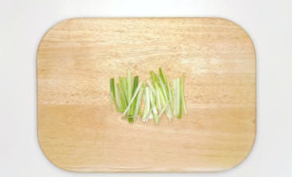 нарезаем зеленый лук