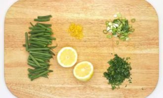 нарезаем фасоль и зелень