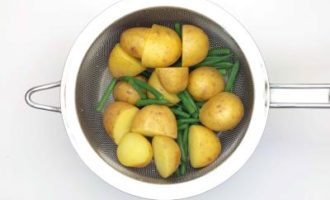 добавляем фасоль к ккартошке