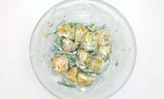 смешиваем овощи с заправкой