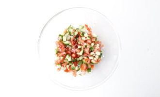 смешиваем овощную сальсу