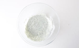 смешиваем мятно-огуречный соус