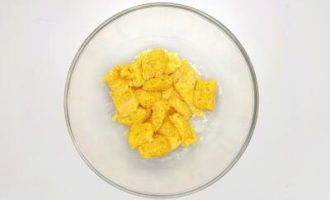 обваливаем рыбу в специях