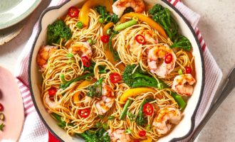 готовая лапша с креветками и овощами