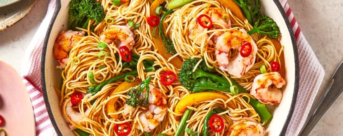 готовая лапша с креветками и овощами