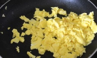 обжариваем яйца