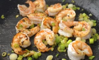 жарим креветки и зеленый лук