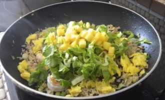 добавляем ананас и салат