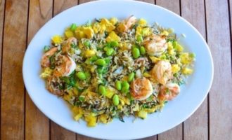 готовый рис с креветками и ананасом