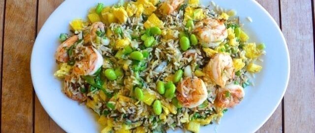 готовый рис с креветками и ананасом