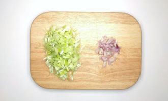 нарезаем лук