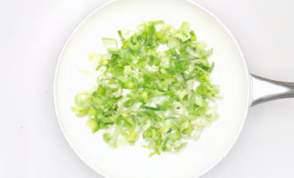 обжариваем лук