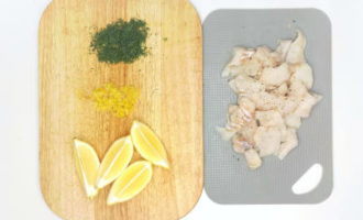 нарезаем укроп и рыбу