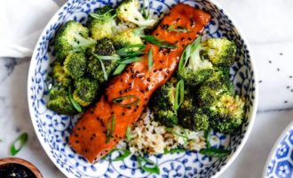 готовая запеченная семга с брокколи