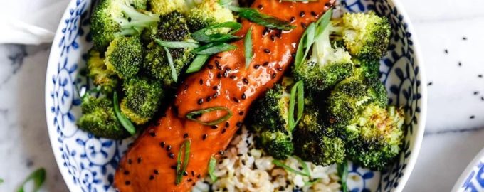 готовая запеченная семга с брокколи