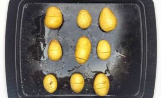 отправляем картошку в духовку