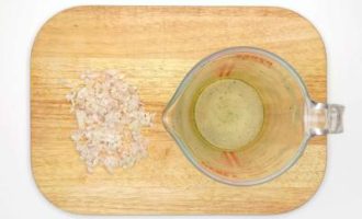 нарезаем лук и готовим бульон