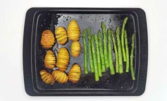 добавляем спаржу на противень