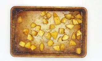 запекаем дольки картофеля