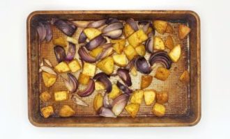 добавляем на противень лук и перец