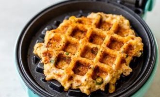 готовим вафли с лососем