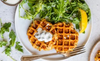 готовые рыбные вафли с соусом