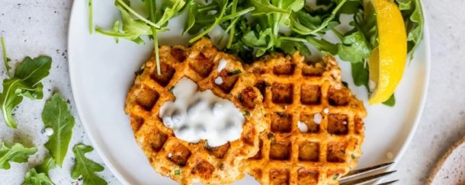 готовые рыбные вафли с соусом