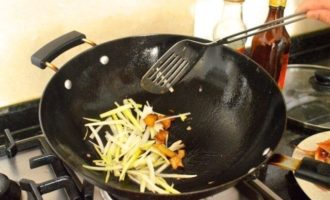 обжариваем имбирь и лук