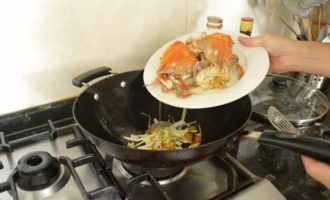 возвращем крабы в сковороду