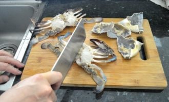 разрезаем крабов