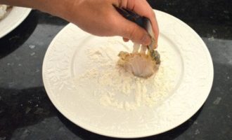 обваливаем крабов в муке