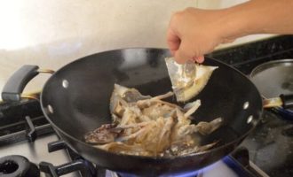 выкладываем крабов в вок