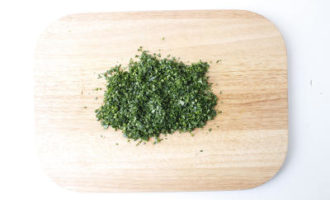 нарезаем петрушку