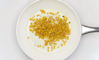 обжариваем кукурузу