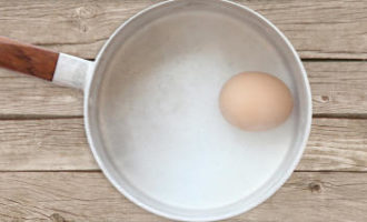 отвариваем яйцо