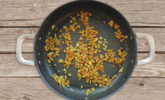 обжариваем лук