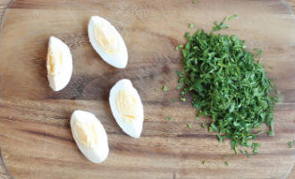 нарезаем яйцо и зелень