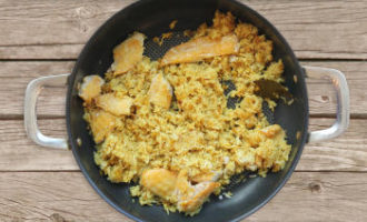 добавляем рис и рыбу