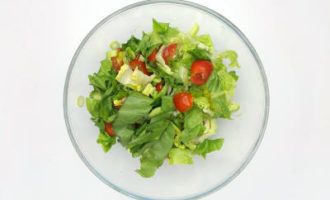 смешиваем салат