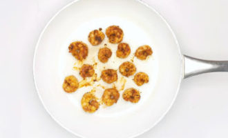 обжариваем креветки